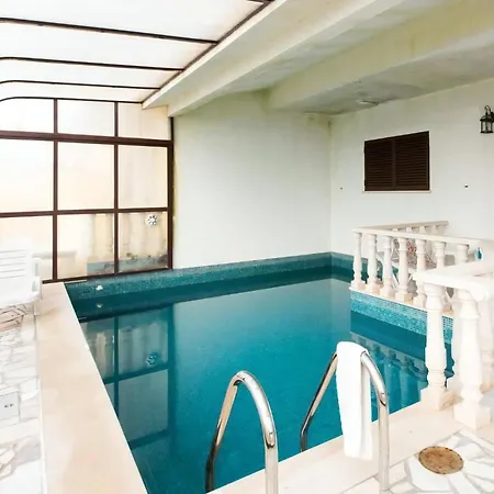 Terrassenhaus Mit Privatem Pool In نازاريه